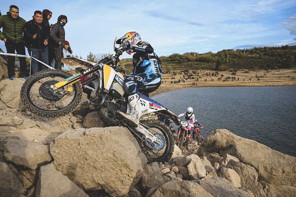 Billy Bolt climbing lakeside boulders on his Husqvarna TE 300 at the 2026 Hixpania Hard Enduro in Aguilar de Campoo, Spain